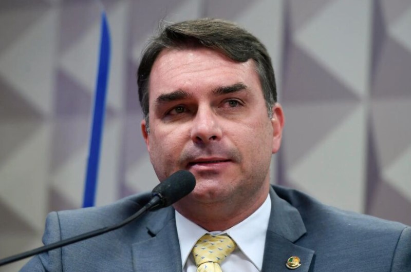 MENTIROSO: Até mesmo seguidores de Flávio Bolsonaro contestam notícia sobre PIX