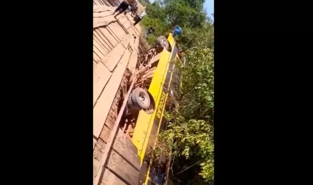 PÂNICO: Ponte não suporta peso e ônibus escolar com estudantes cai dentro de rio