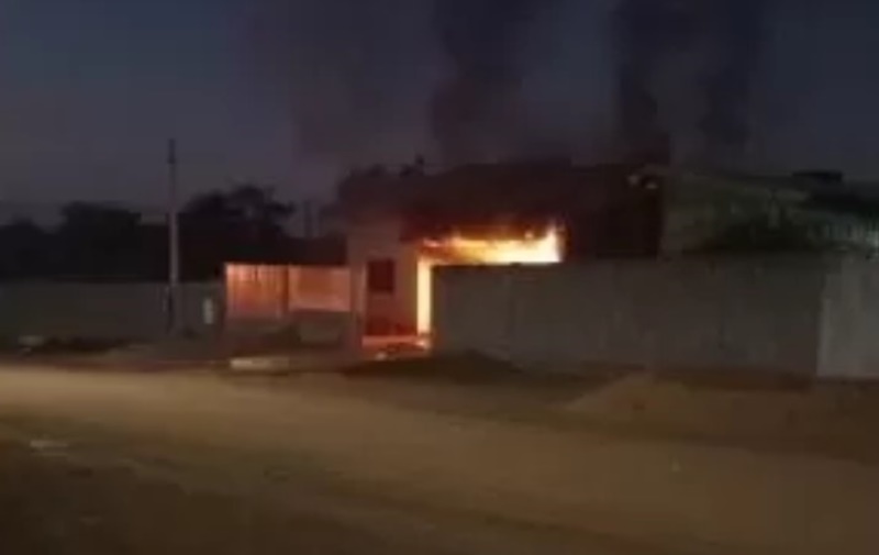 ASSISTA: Fogo destrói carro em garagem de casa em Cerejeiras