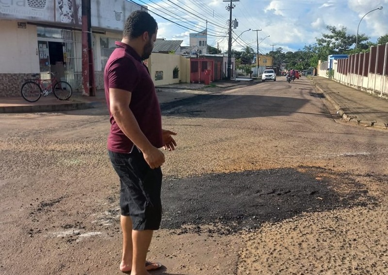 VEREADOR: Edevaldo Neves tem pedido atendido para serviço de tapa-buracos no Bairro Costa e Silva