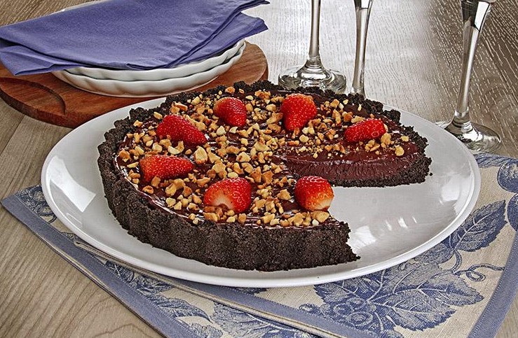 SOBREMESA: Aprenda a fazer uma deliciosa torta cremosa de chocolate com morango
