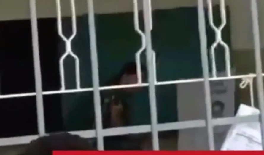 VÍDEO: Eleitor é preso após quebrar urna a pauladas 