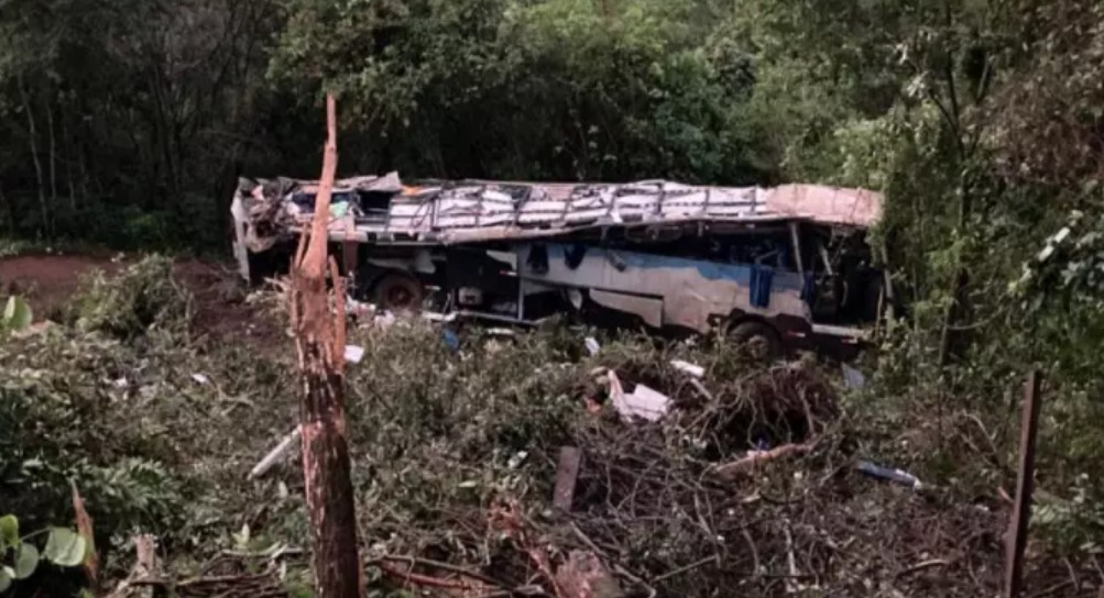 TRAGÉDIA: Ônibus com trabalhadores cai em ribanceira e deixa 10 mortos e 21 feridos