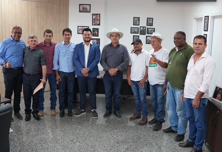 DEPUTADO: Marcelo Cruz firma compromisso para construção de Camelódromo em Buritis