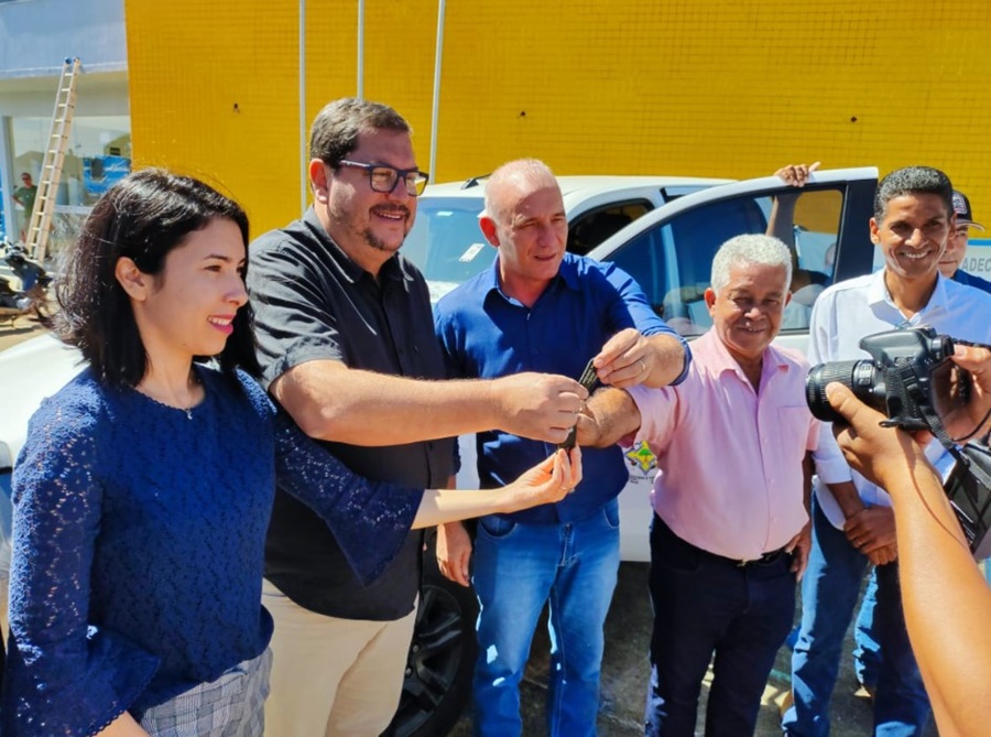 MACHADINHO DO OESTE: Ezequiel Neiva entrega caminhonete Hillux para atender serviços sociais no município 