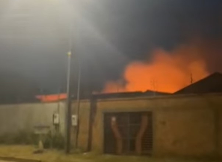 INSISTÊNCIA: Morador limpa terreno com fogo e coloca vizinhos em risco 