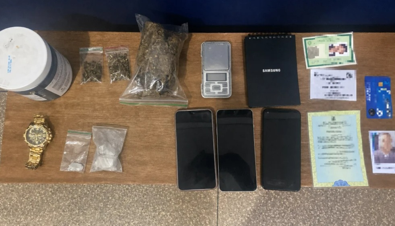 AÇÃO: PM desarticula ponto de tráfico e apreende drogas durante operação