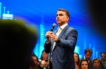 DEU NO INTERCEPT: Flávio pagou R$ 600 mil a empresa que ofereceu IA para manipular eleições
