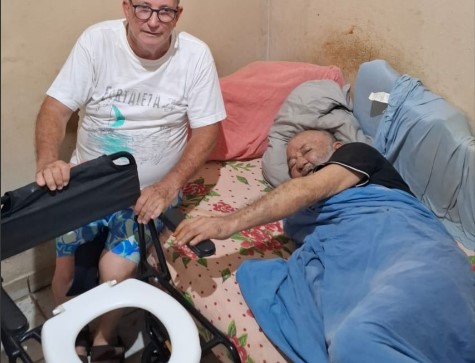 SOLIDARIEDADE: Jornalista Miro Costa doa cadeira de banho a idoso em Porto Velho