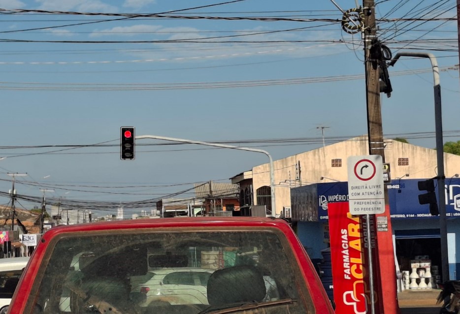 JÚNIOR QUEIROZ: Semtran instala placas de permissão para conversão à direita em PVH