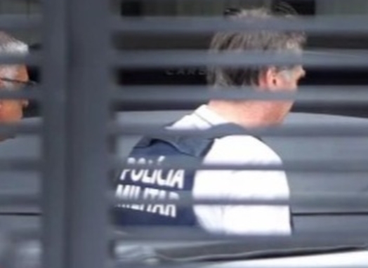 ESCOLTADO: Bolsonaro chega em casa para cumprimento da pensa em regime domiciliar