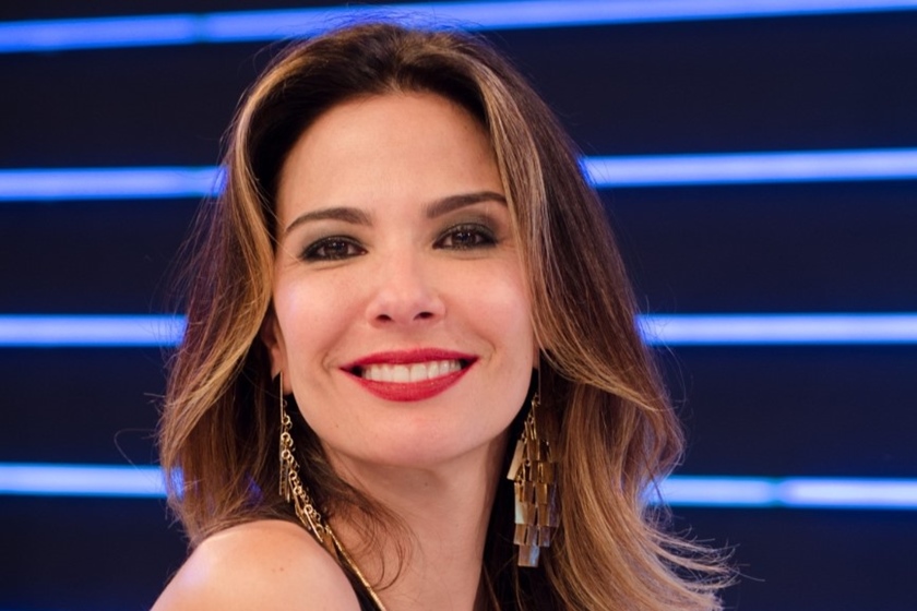 MULHERÃO: Quase pelada, Luciana Gimenez usa bolsa como tapa-sexo em foto