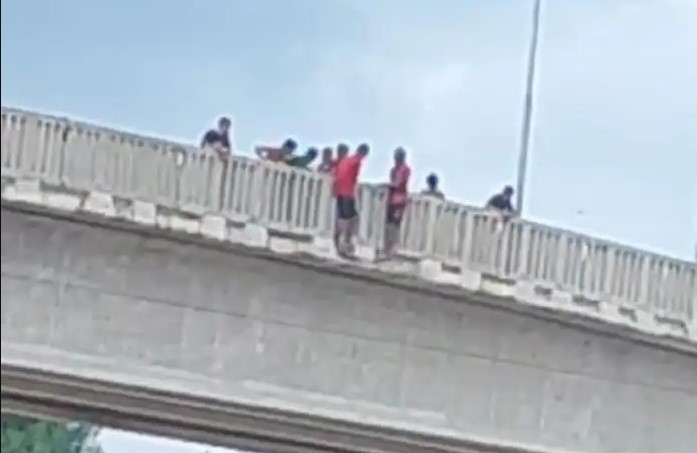 ACRE: Jovens se arriscam ao pular de ponte no Rio Iaco, em Sena Madureira