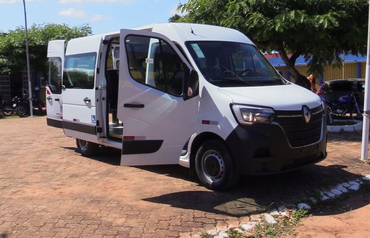 ALAN QUEIROZ: Deputado entrega van adaptada para transporte de pacientes em Guajará-Mirim