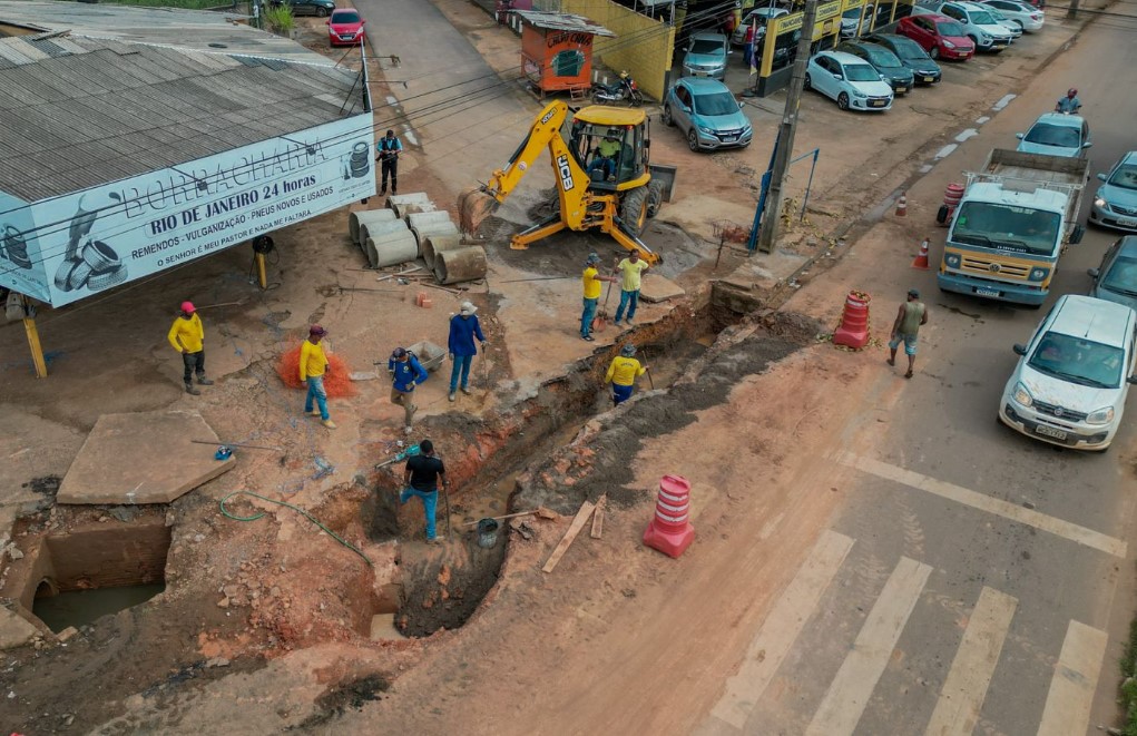 DRENAGEM: Prefeitura realiza intervenção em trecho para eliminar constantes alagamentos