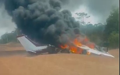 EXPLODIU: Pequeno avião cai na BR-319 e pega fogo