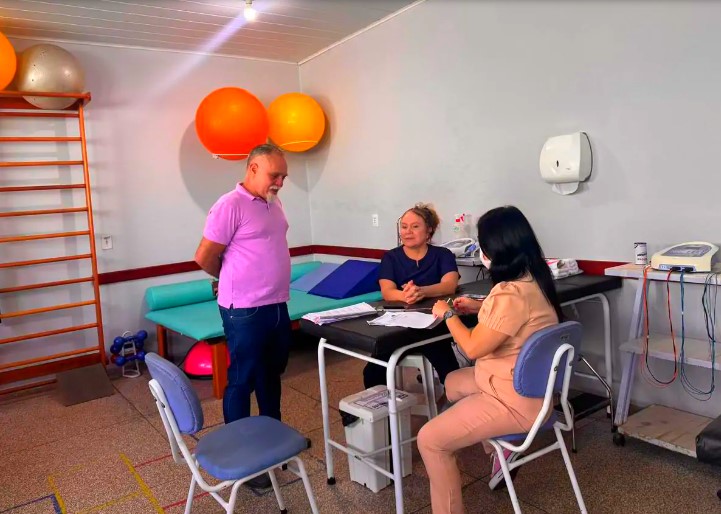 JOEL DA ENFERMAGEM: Vereador visita CER para conhecer as dependências do centro de reabilitação