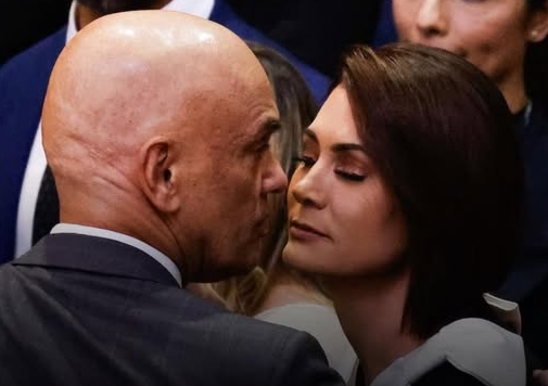 EDUCAÇÃO?: Bolsonaristas se revoltam com beijo de Michelle no rosto de Moraes