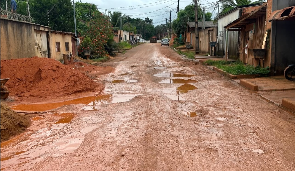 EDIMILSON DOURADO: Vereador tem pedido atendido e garante serviço de tapa-buraco no bairro Aeroclube