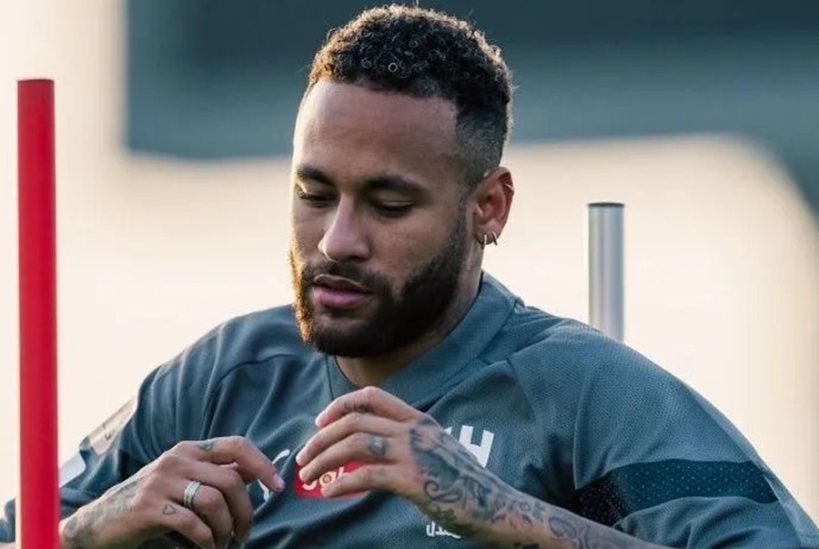 VAI VOLTAR?: Neymar volta a usar chuteiras após 8 meses