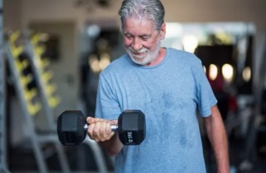 SAÚDE MENTAL: Musculação protege o cérebro de idosos contra demência