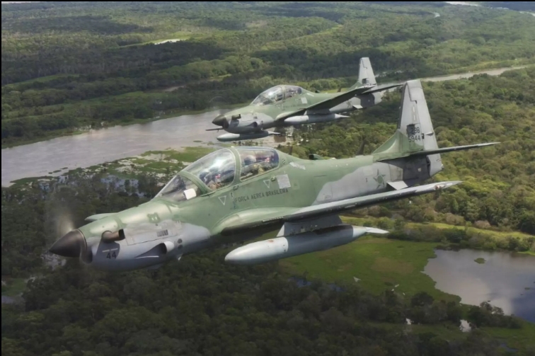 AÇÃO: FAB intercepta avião da Venezuela com drogas e piloto lança aeronave em represa 