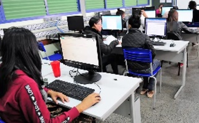 CONECTADAS: Governo promete conectar 100% das escolas públicas à internet até 2026