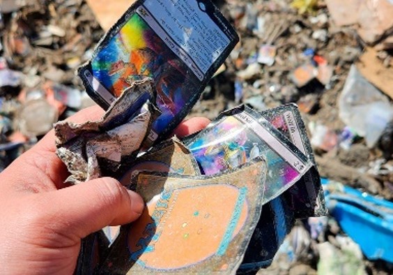 UMA FORTUNA: Alguém jogou R$ 500 mil em cartas de Magic em um lixão