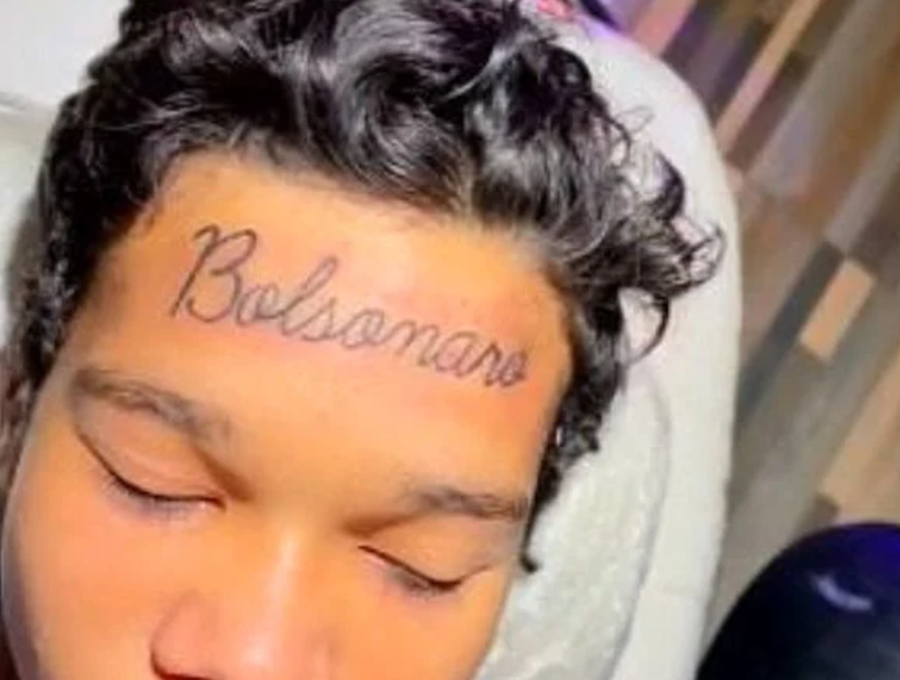 FÃ: Jovem faz tatuagem com nome de 'Bolsonaro' na testa e viraliza