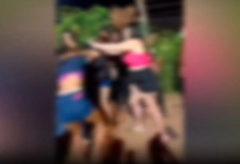 NO MEIO DA RUA: Mulher ameaça rival com facão e foge antes da chegada da PM