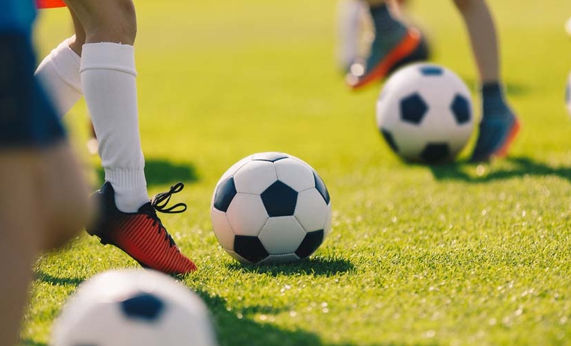 VALORIZAÇÃO DO ESPORTE: Prefeitura de Chupinguaia inicia construção de campo society com grama sintética
