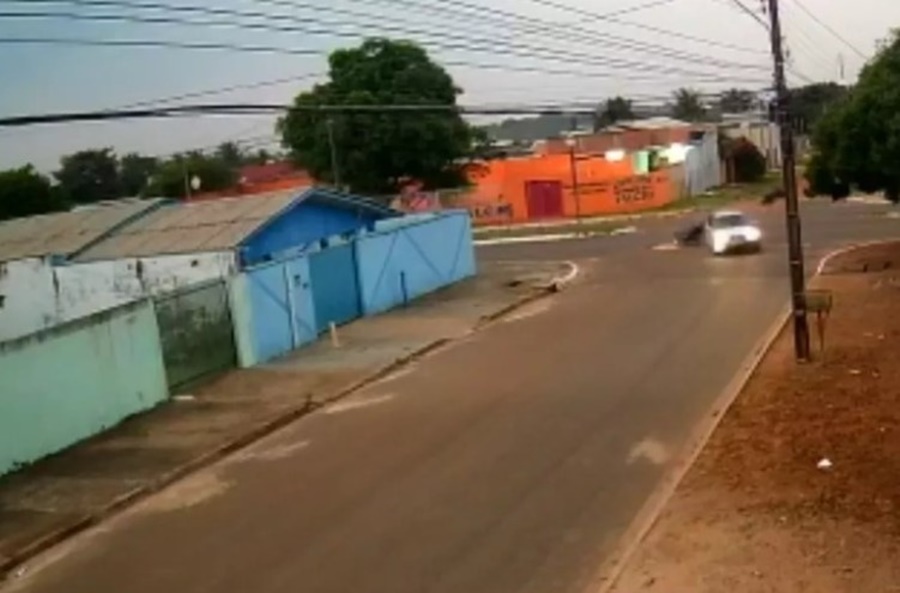 ESCAPOU: Vídeo mostra motociclista voando por cima de carro durante acidente