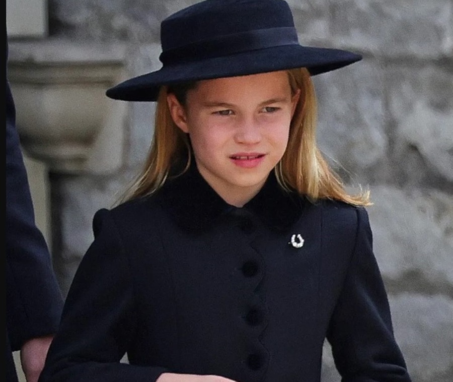 NO FUNERAL: Princesa Charlotte usa acessório em homenagem à Rainha Elizabeth II 