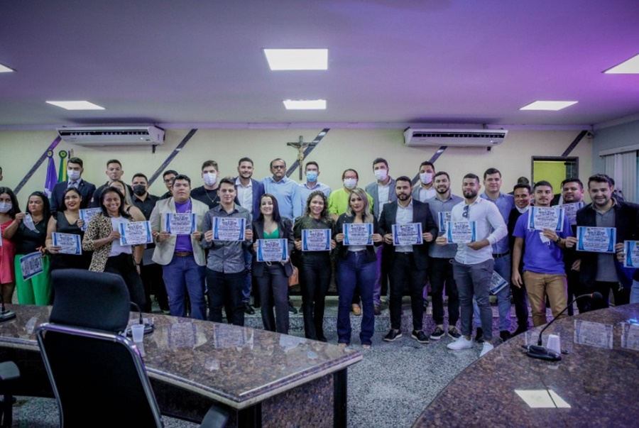 PORTO VELHO: Vereador Dr Macário Barros entrega Moção de Aplauso aos Jovens Empreendedores 