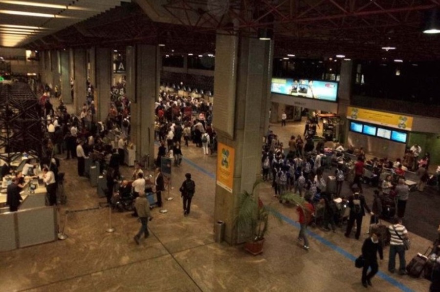 SPRAY: Mala explode dentro do aeroporto de Guarulhos e derruba teto