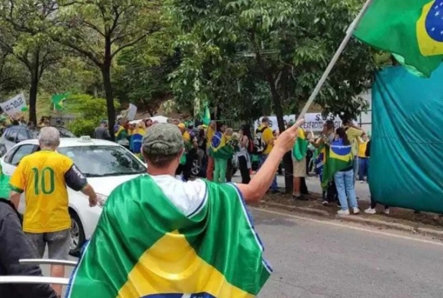 ANTIDEMOCRÁTICOS: Pesquisa mostra que maioria dos brasileiros é contra atos 