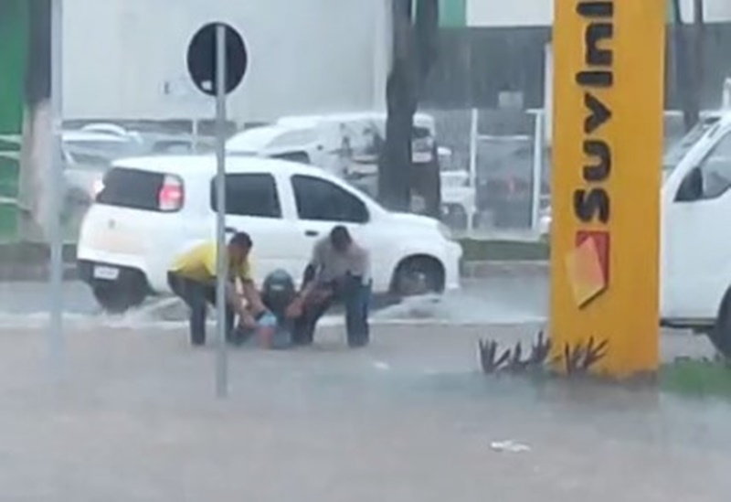 BOCA DE LOBO: Mulher cai e fica presa em bueiro na Avenida Rio Madeira