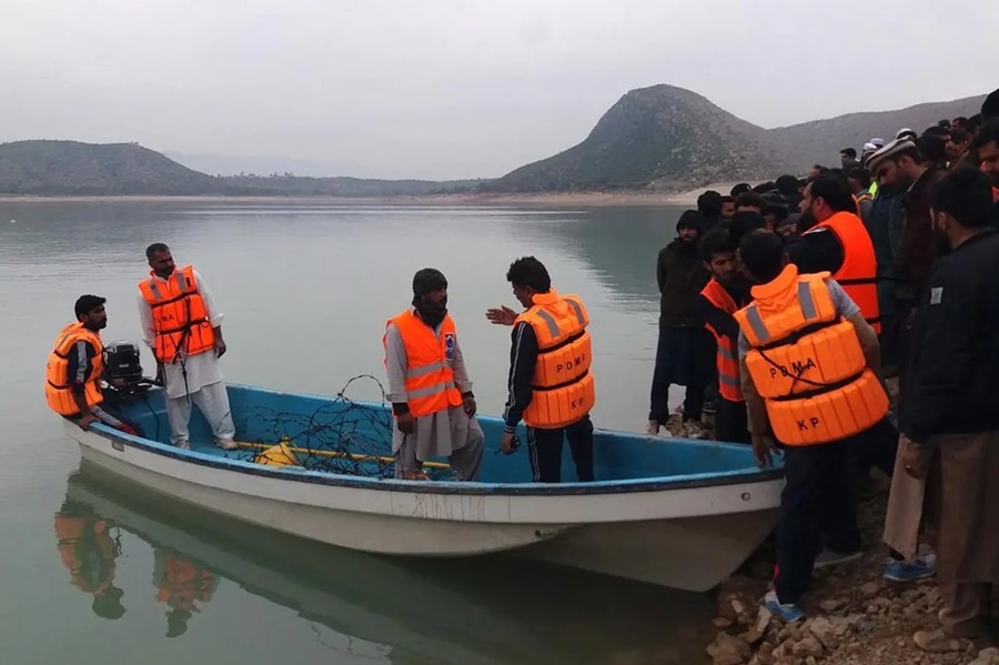 TRAGÉDIA: Barco vira em lago no Paquistão e ao menos 10 crianças morrem