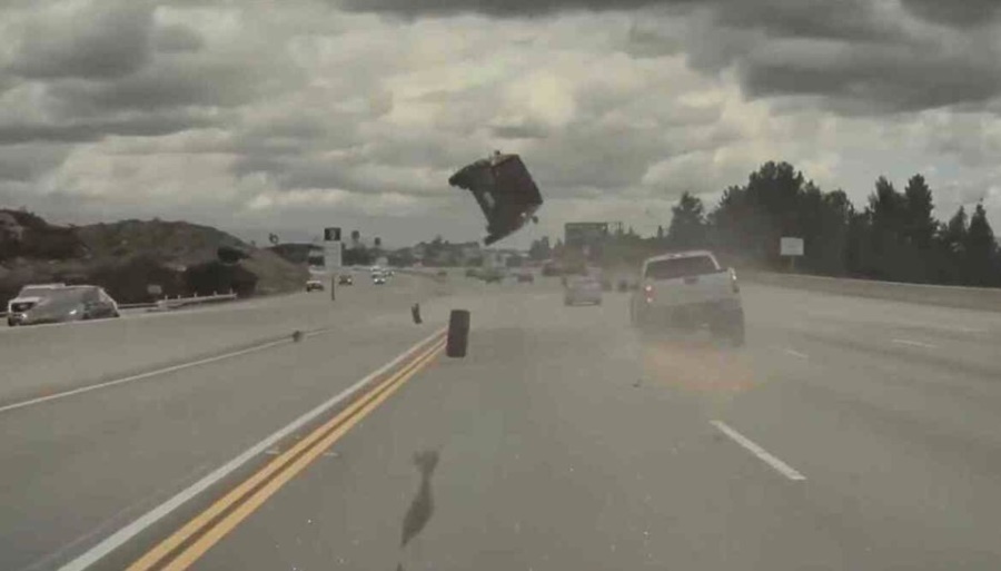INCRÍVEL: Vídeo flagra momento em que carro 'decola' após ser atingido por pneu