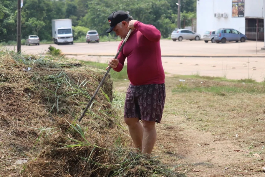 JOEL DA ENFERMAGEM: Vereador lidera mutirão de limpeza e revitalização na entrada do Bairro Novo