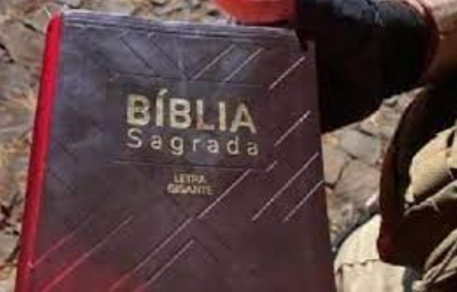 ABSURDO: Homem é preso por agredir esposa com bíblia e obrigá-la a engolir páginas