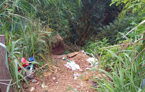 PEDIDO DE PROVIDÊNCIA: Moradores do bairro Floresta relatam descarte de lixo em erosão