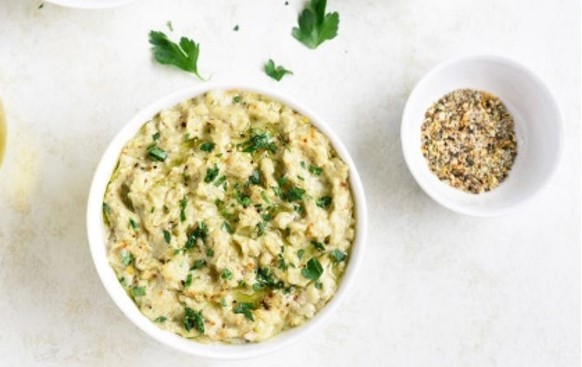 VEJA COMO FAZER: Molho de salada caseiro e que não engorda