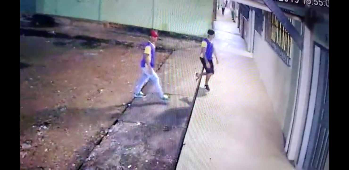 VEJA VÍDEO: Dupla fardada invade escola e rouba cerca de 50 celulares em salas de aula