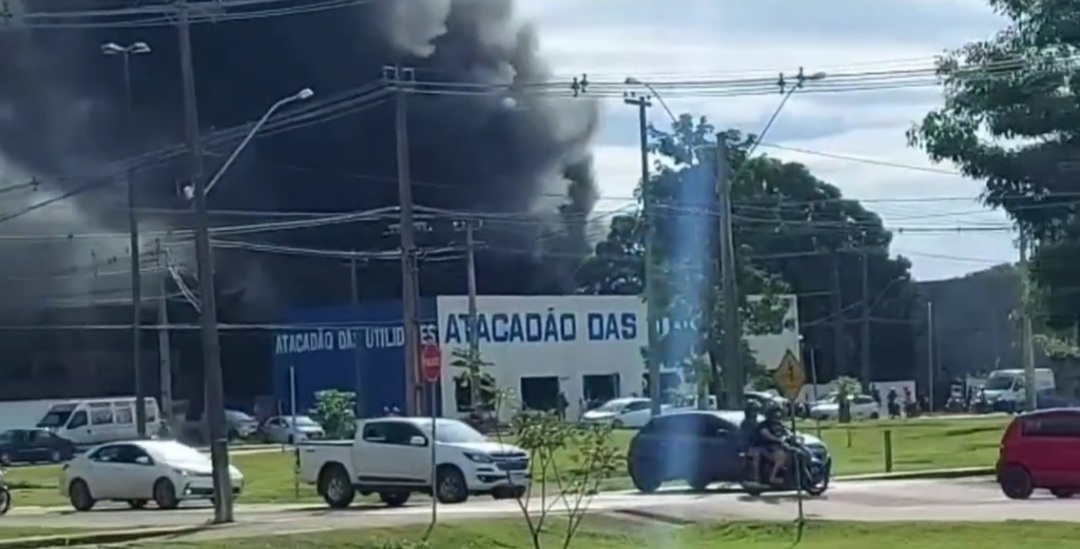 INCÊNDIO: Empresa de reciclagem de pneus é consumida por chamas, em Ariquemes