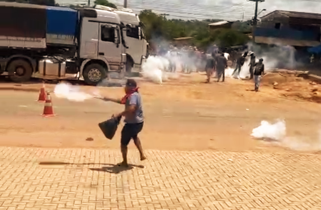 DESRESPEITO: Vídeo mostra golpistas jogando pedras e rojões contra a polícia 