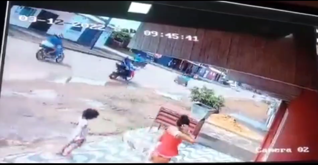 SOLTO: Vídeo mostra reboque de moto atingindo mulher em avenida da capital 
