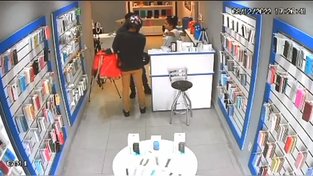 DISFARÇADO: Vídeo mostra falso motoboy roubando loja junto com comparsa 