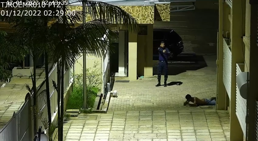 VEJA O MOMENTO: Vídeo mostra policial atirando em homem rendido dentro de prédio do TJ/RO