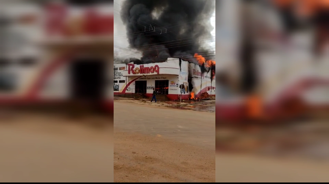 ASSISTA: Incêndio de grandes proporções atinge três empresas 